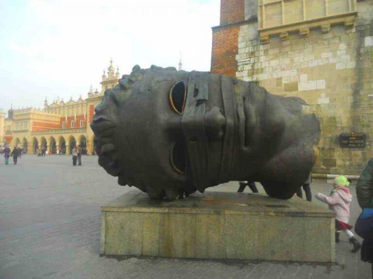 krakow-skulptura-velika-glava